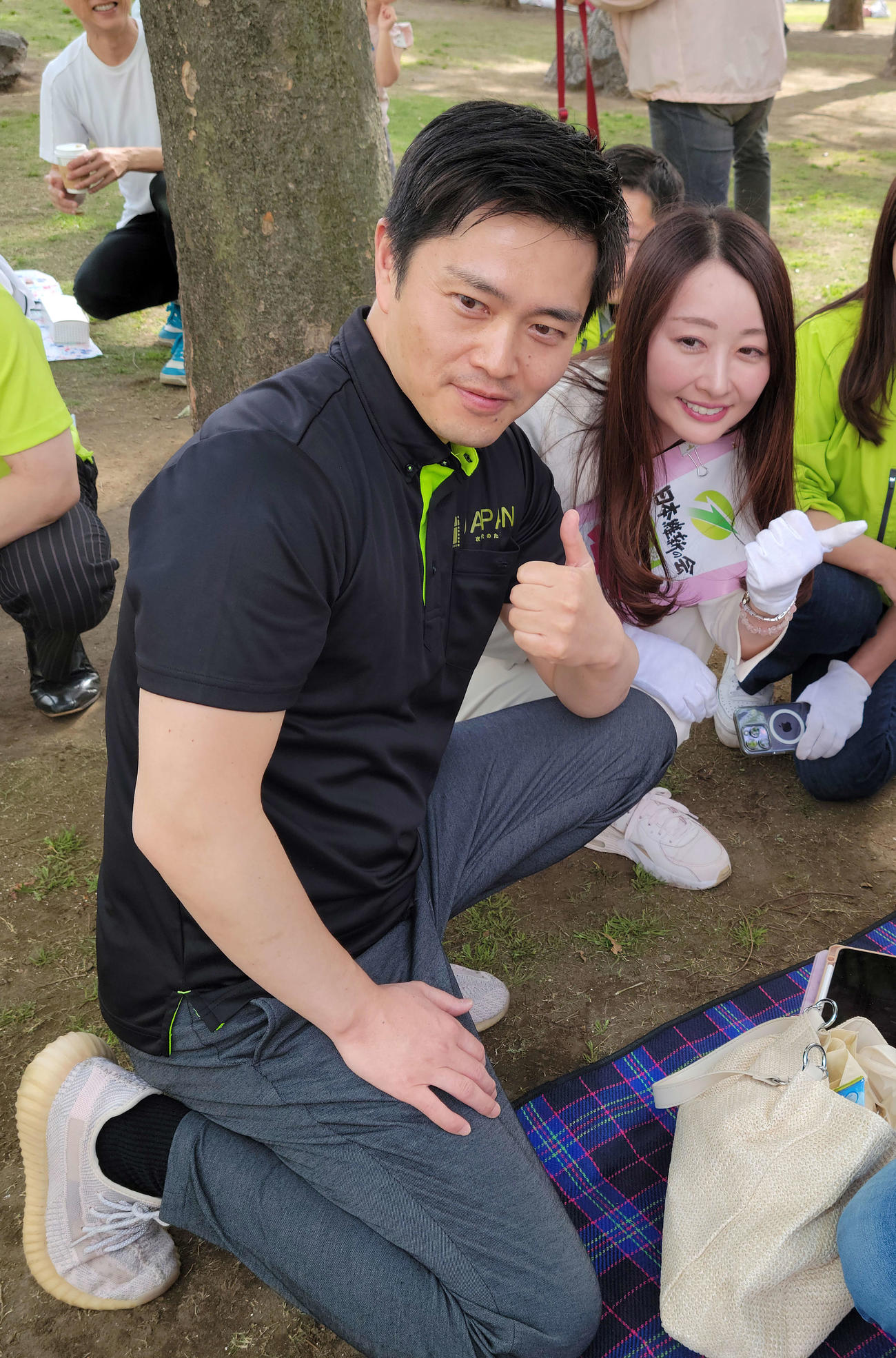 衆院東京15区補選に日本維新の会から立候補した金沢結衣氏（右）の応援演説に訪れた吉村共同代表（撮影・井上学）