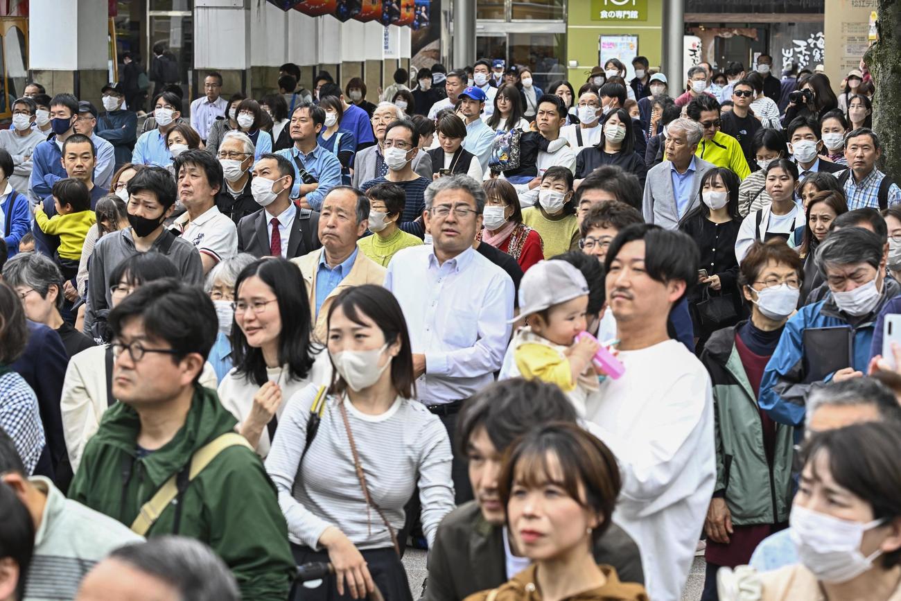 衆院3補欠選挙の告示後初の週末を迎え、島根1区の街頭演説に集まった大勢の人たち（共同）