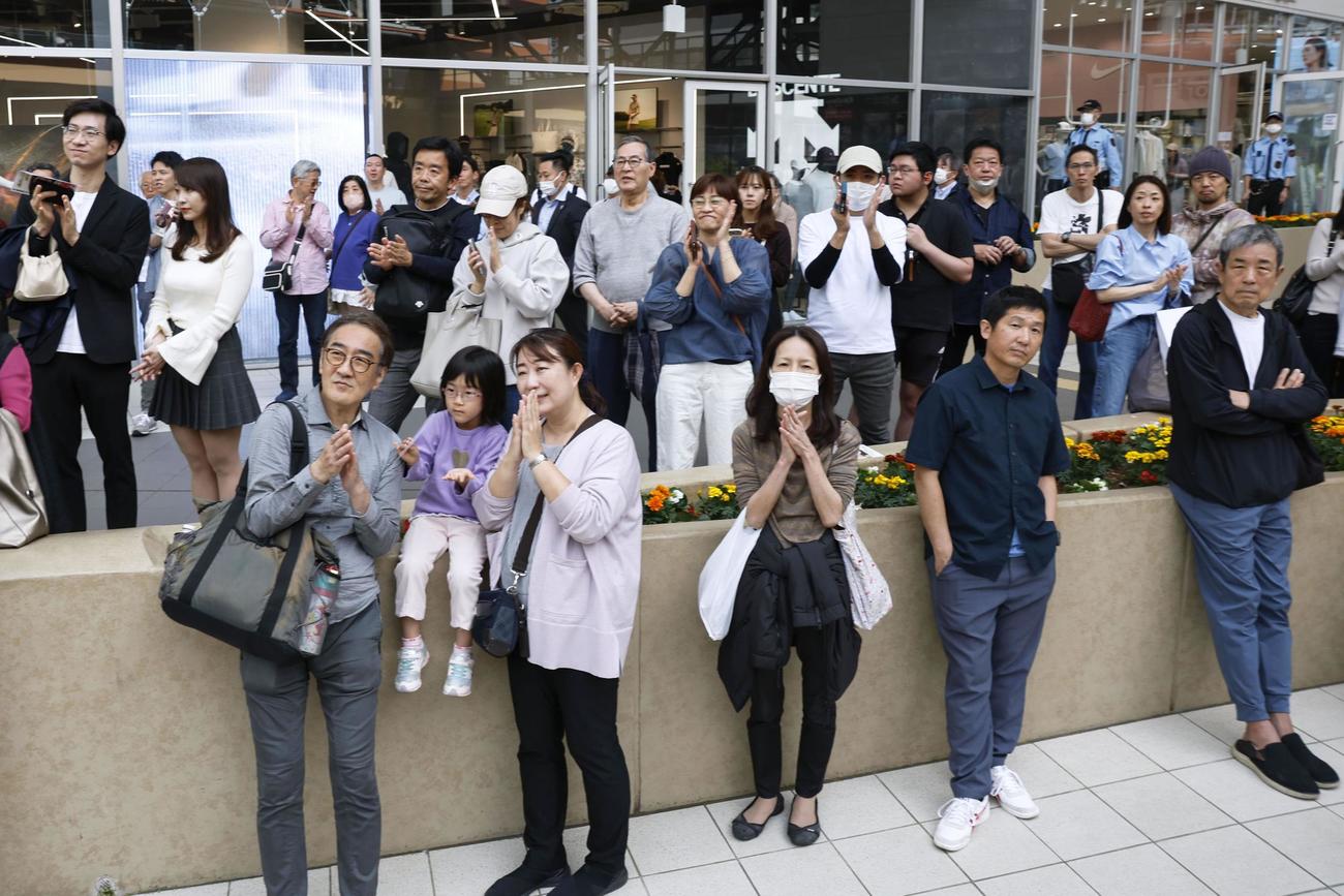 衆院東京15区の補欠選挙で、街頭演説を聞く有権者ら（共同）