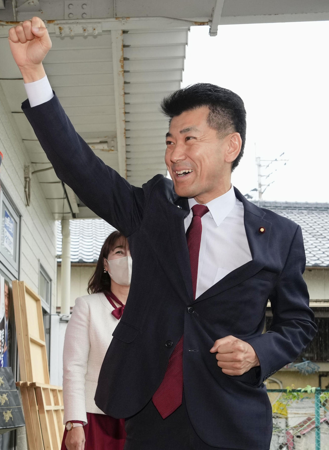 長崎3区の候補者事務所を訪れ、気勢を上げる立憲民主党の泉代表（共同）