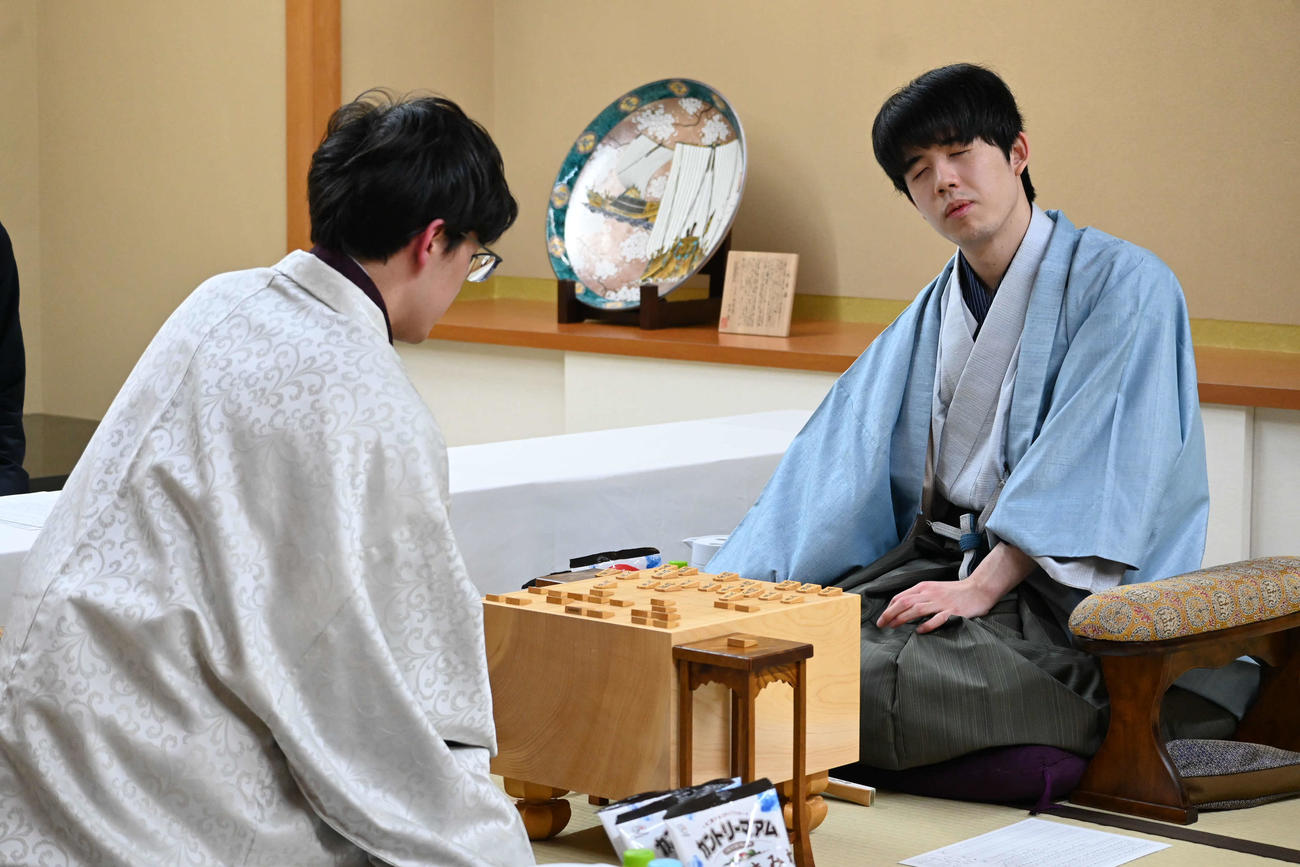 終局後、感想戦を行う藤井聡太叡王（右）伊藤匠七段（撮影・松浦隆司）