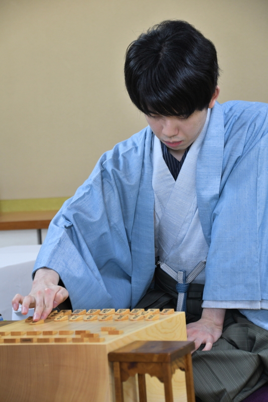 第9期叡王戦5番勝負第2局に臨んだ藤井聡太叡王（日本将棋連盟提供）
