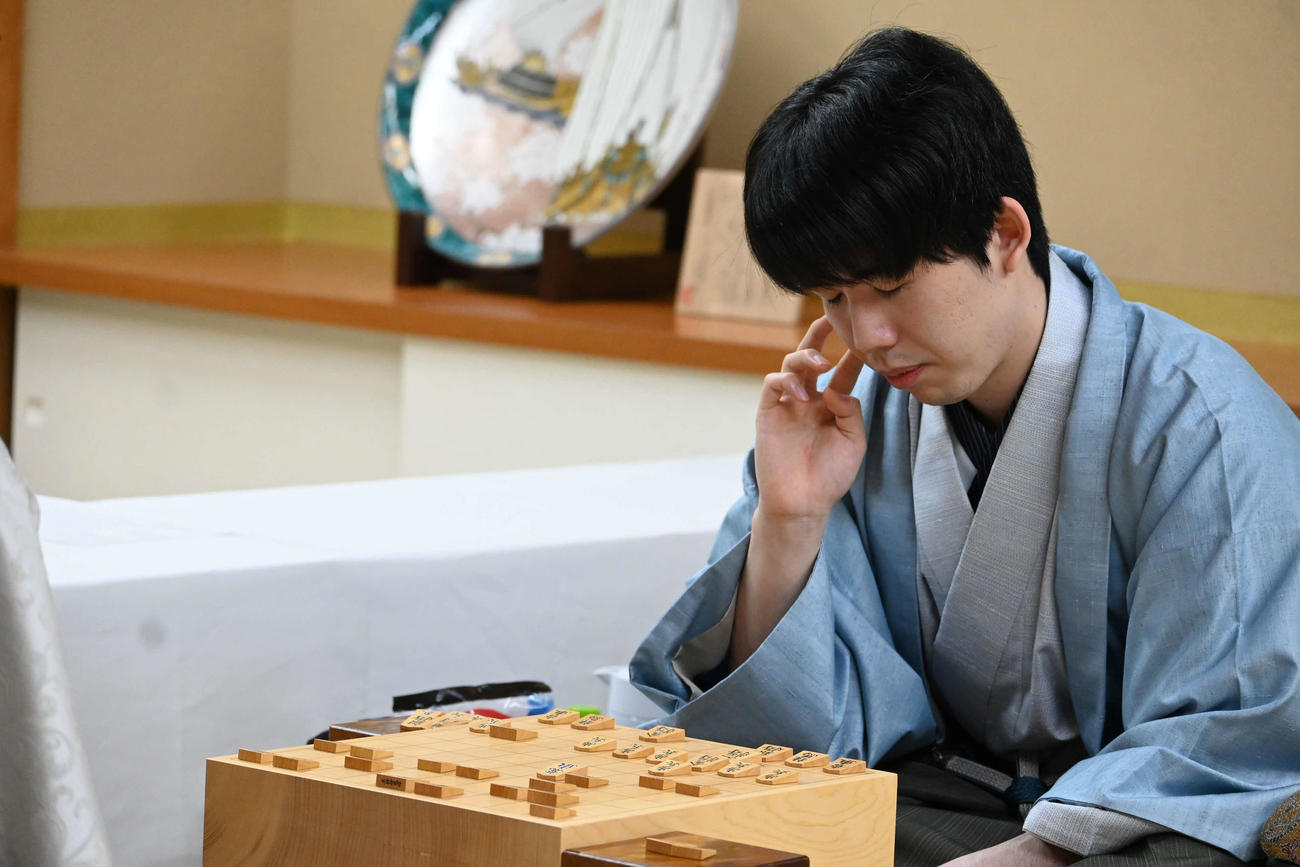 終局後、感想戦を行う藤井聡太叡王（撮影・松浦隆司）