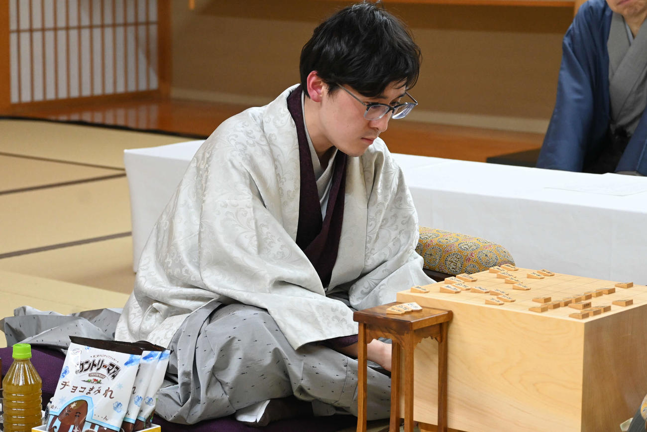 終局後、感想戦を行う伊藤匠七段（撮影・松浦隆司）