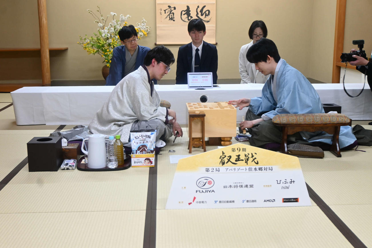 終局後、感想戦を行う藤井聡太叡王（右）伊藤匠七段（撮影・松浦隆司）