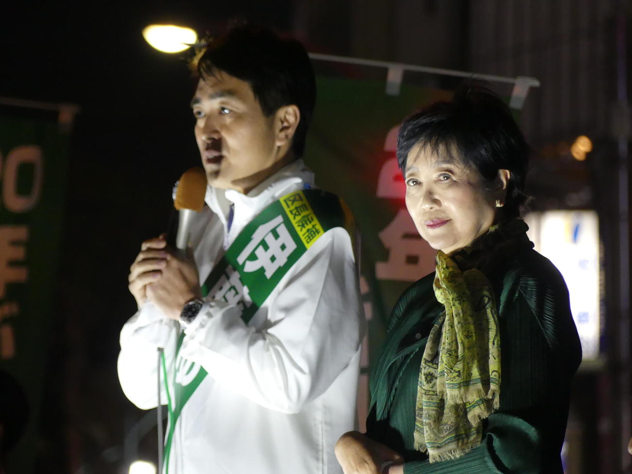 目黒区長選で、支援を受ける小池百合子都知事（右）とともに支持をを訴える伊藤悠氏（2024年4月19日撮影）