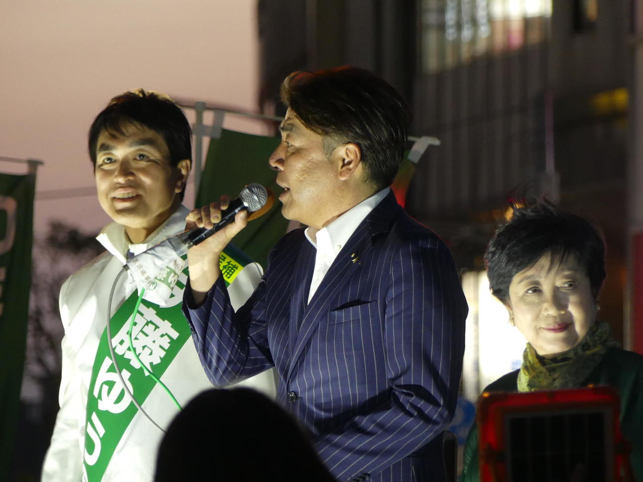 目黒区長選で、支援を受ける小池百合子都知事（右）とともに街頭演説する伊藤悠氏（左）（2024年4月19日撮影）