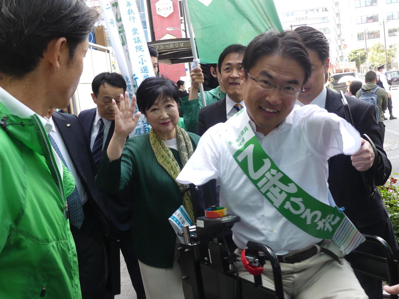 16日、衆院東京15区補選に出馬した乙武洋匡氏（右）と、応援に入った小池百合子都知事（撮影・中山知子）