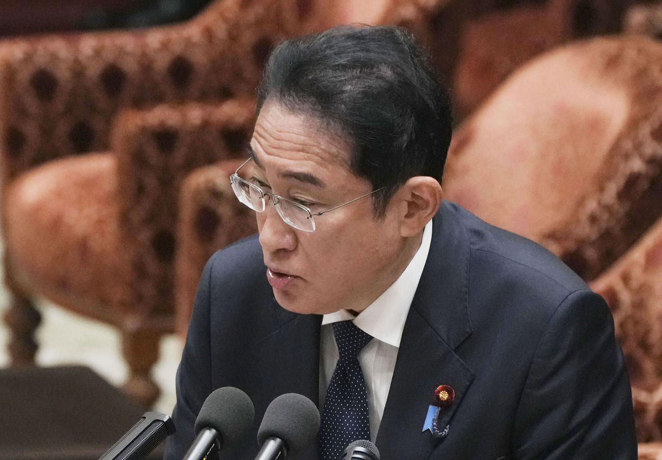 衆院予算委で答弁する岸田首相（共同）