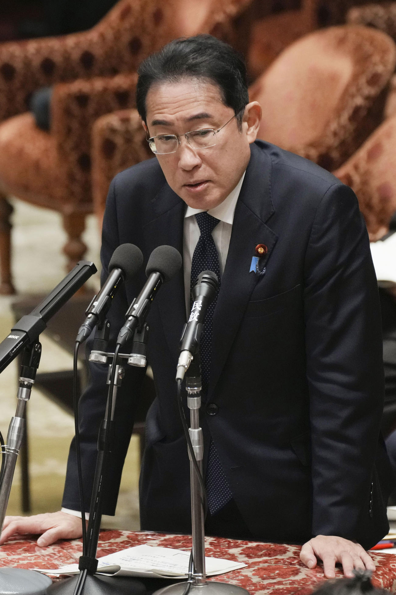 衆院予算委で答弁する岸田首相（共同）