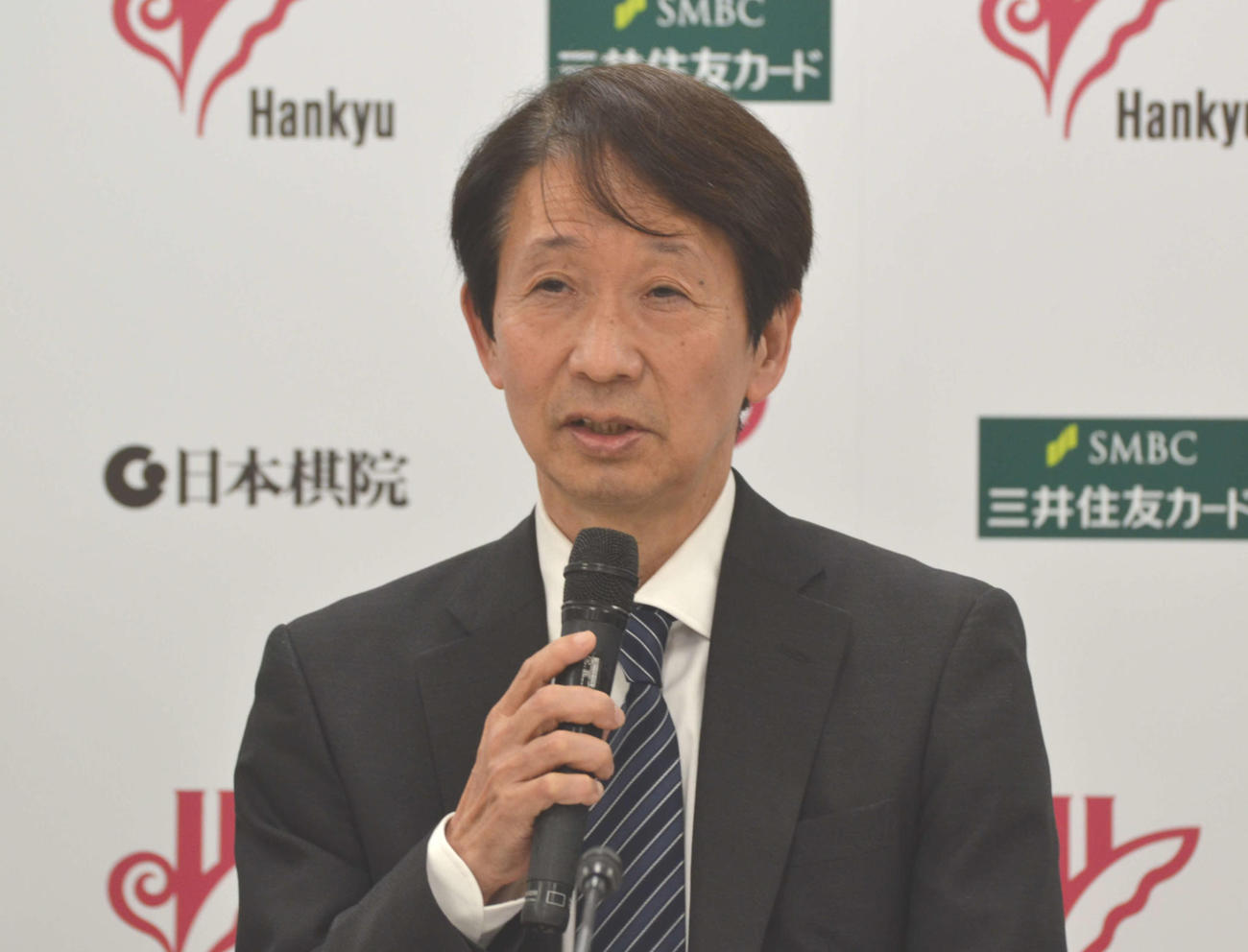 第1回日本女子囲碁リーグの創設を発表した日本棋院の小林覚理事長
