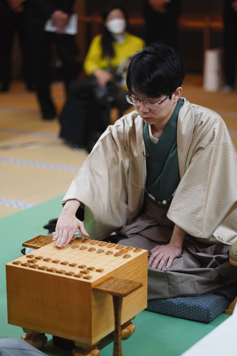 第2局の先手番で初手を指す豊島将之九段（日本将棋連盟提供）