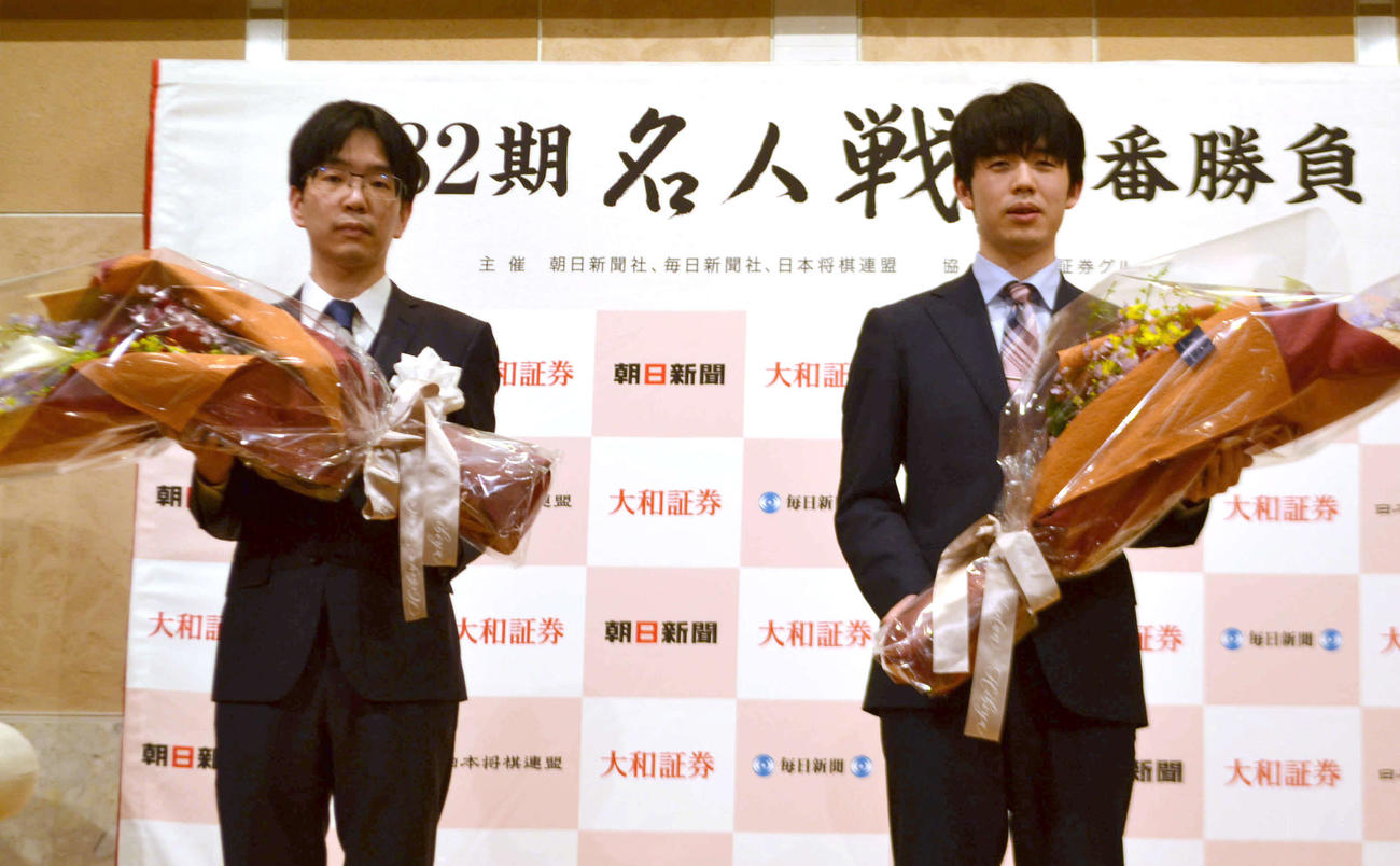 名人戦第2局前夜祭で歓迎の花束を手にする豊島将之九段（左）と藤井聡太名人