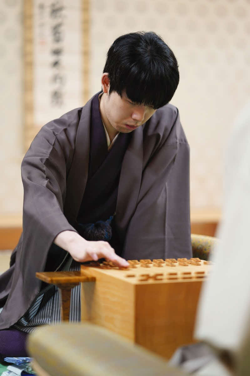 連勝に向けて初手を指す藤井聡太名人（日本将棋連盟提供）