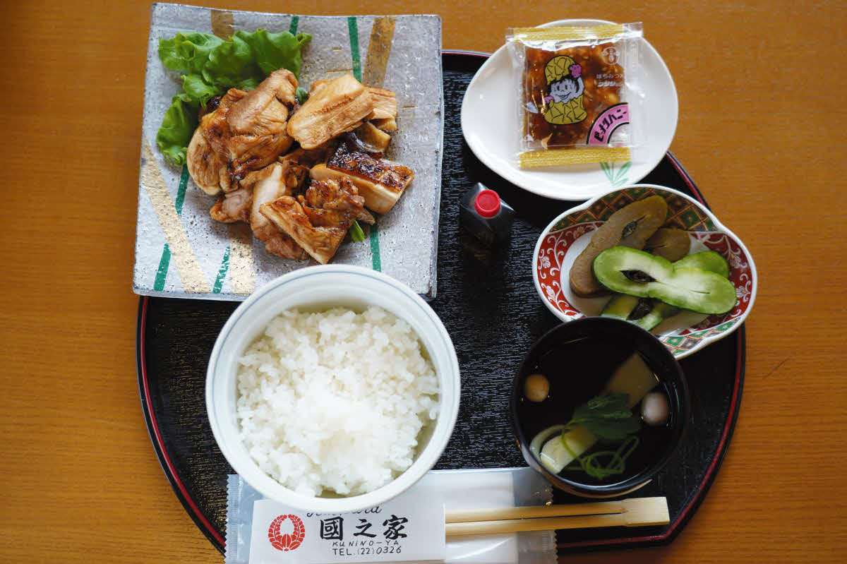 藤井聡太名人のランチは「うなぎのタレで焼いた水郷錦爽鳥『焼き鳥定食』」（日本将棋連盟提供）