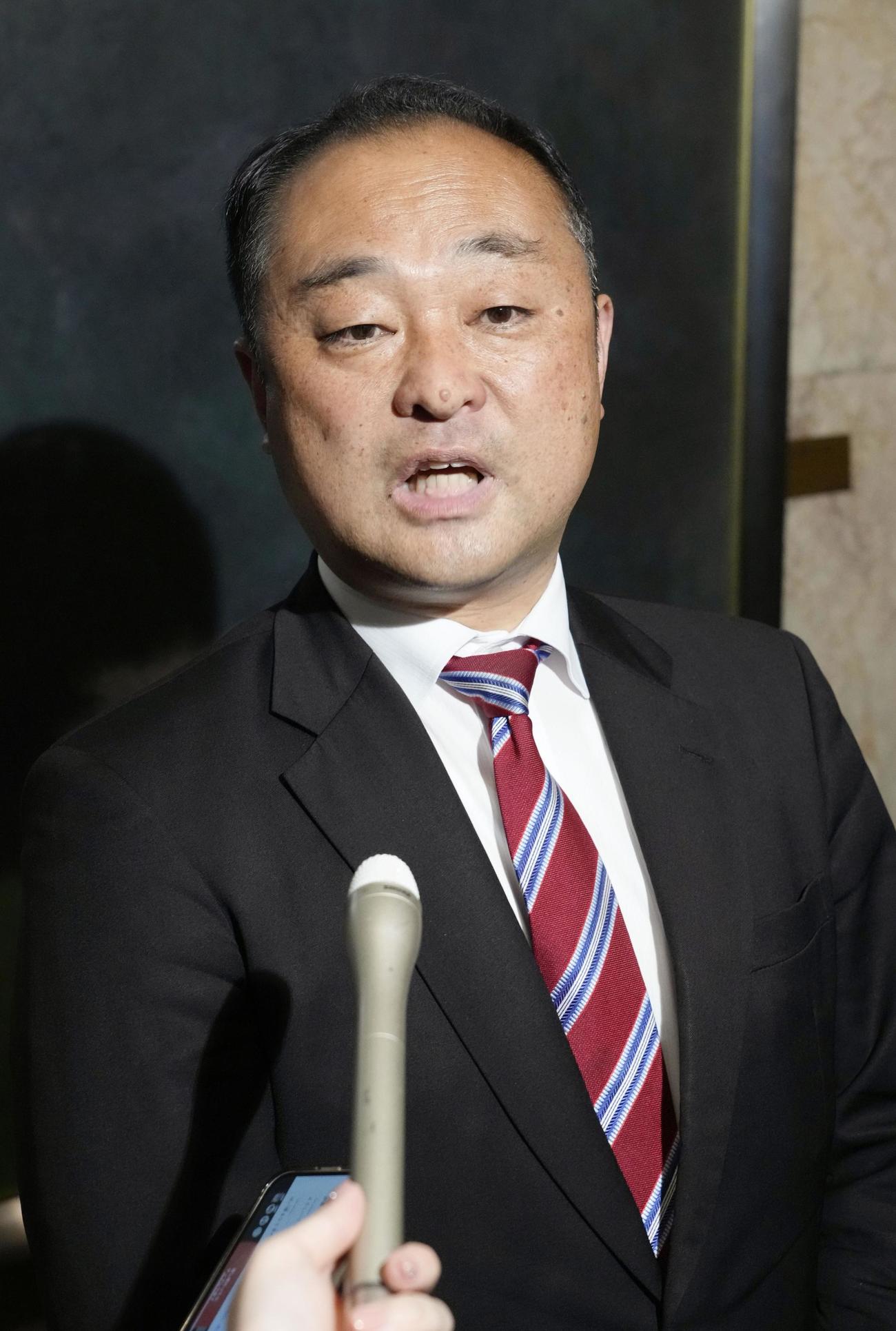 議員辞職願を提出後、記者団の取材に応じる宮沢博行衆院議員（共同）
