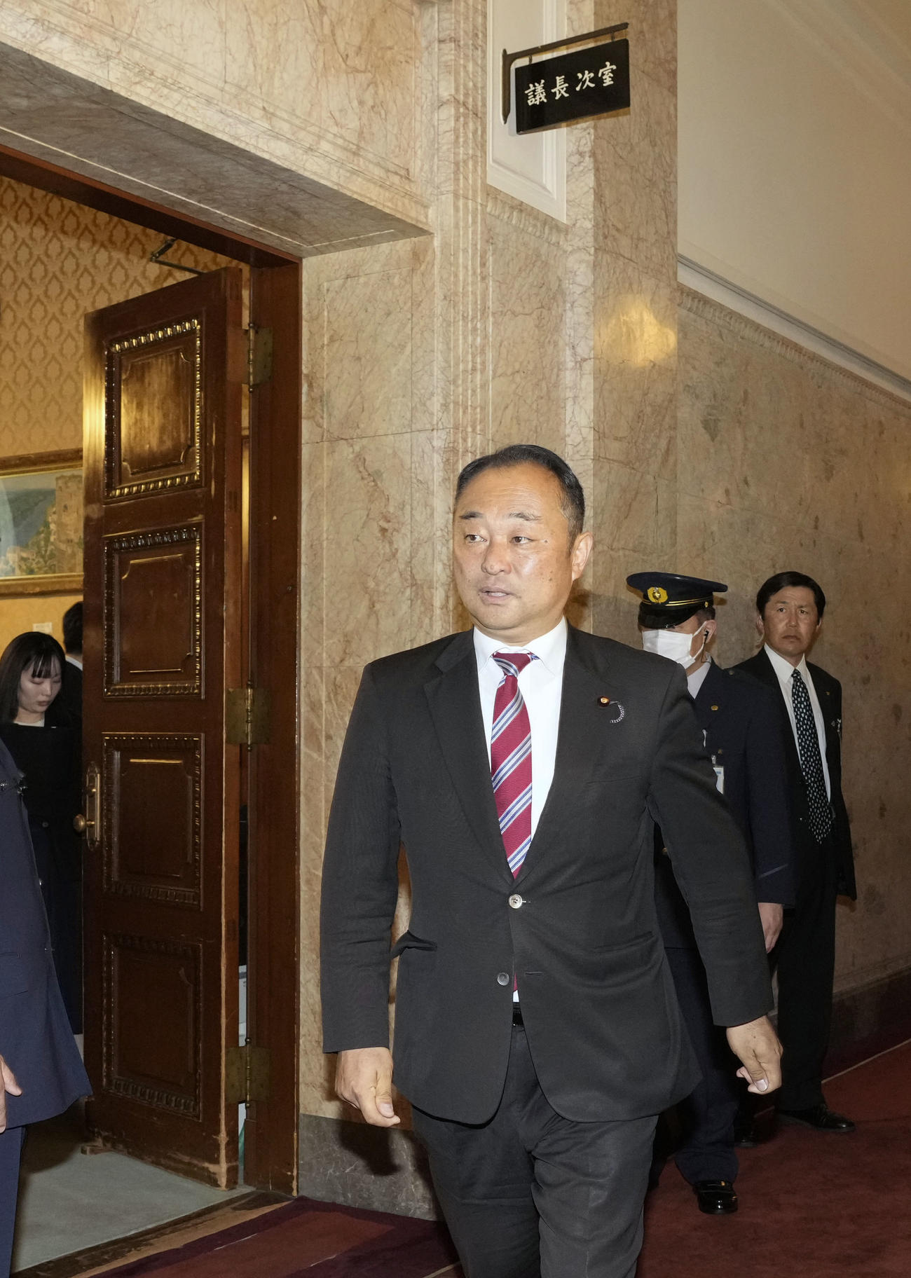 辞職願を提出し、衆院議長室を出る宮沢博行衆院議員（共同）