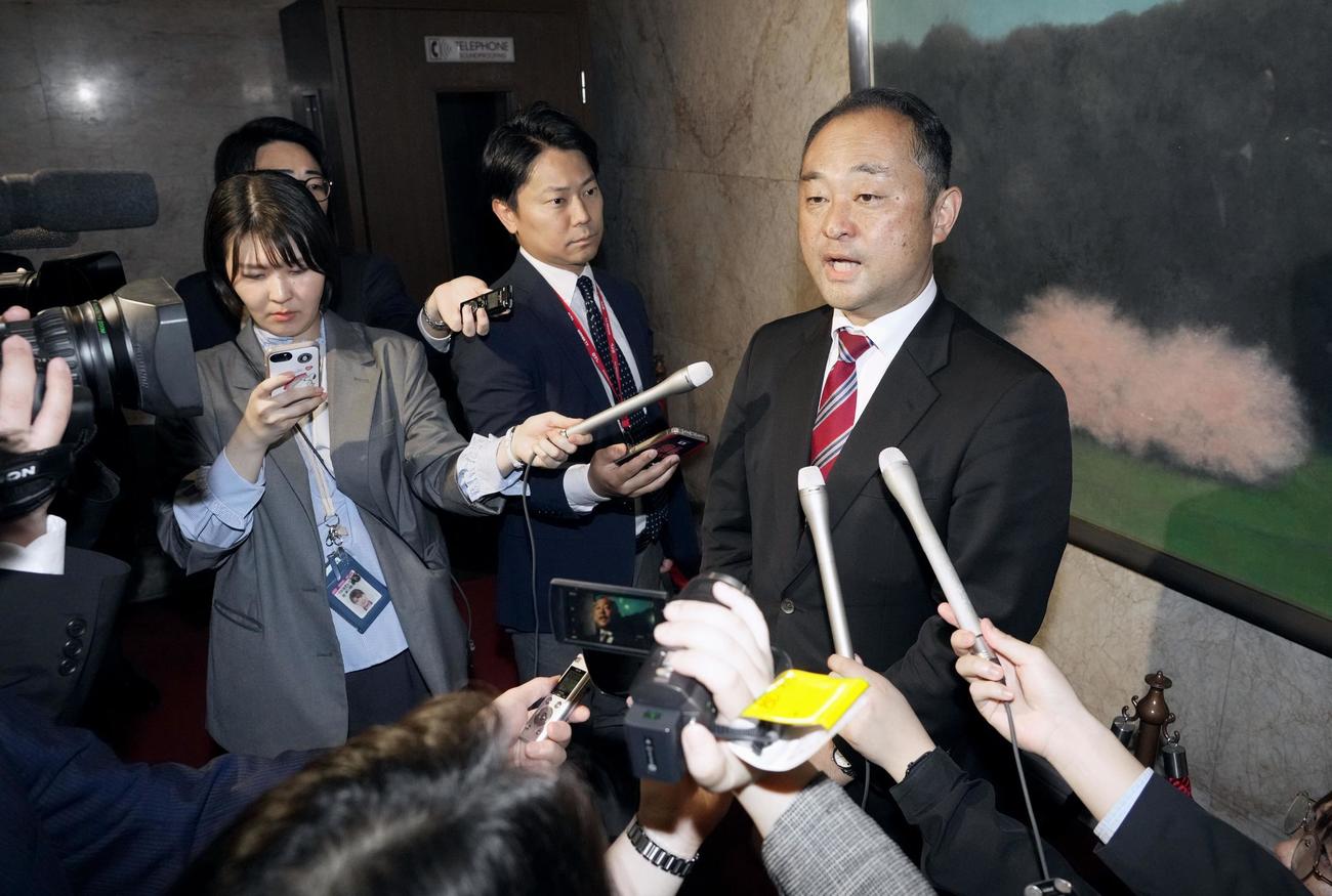 議員辞職願を提出後、記者団の取材に応じる宮沢博行衆院議員（共同）