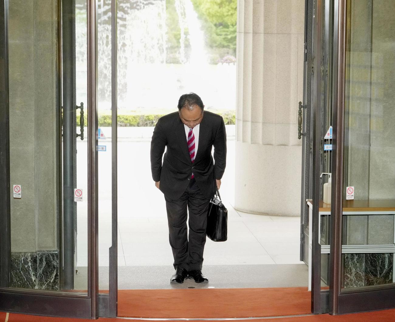 議員辞職願を提出後、一礼する宮沢博行衆院議員（共同）