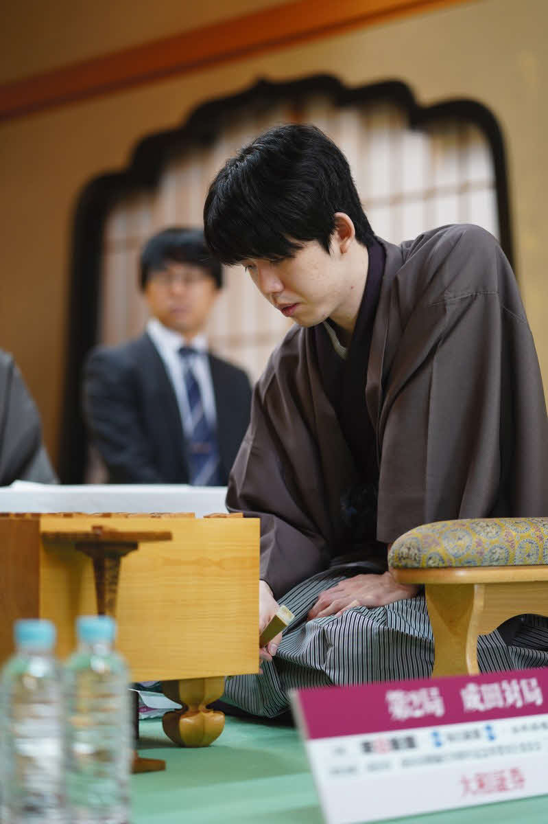初防衛に向けて連勝を狙う藤井聡太名人（日本将棋連盟提供）