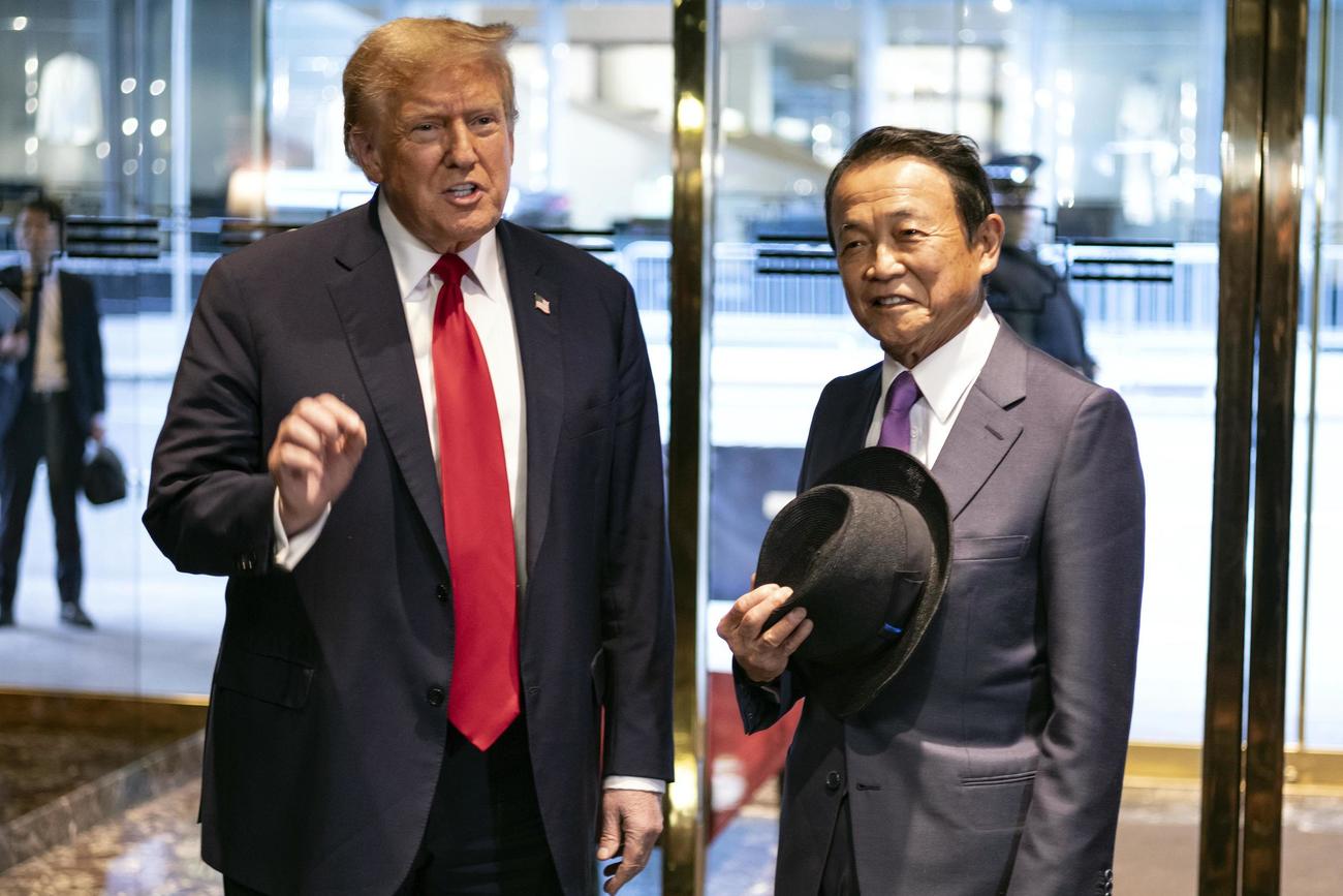 23日、ニューヨークのトランプタワーでトランプ前米大統領（左）と対面した自民党の麻生太郎副総裁（AP＝共同）