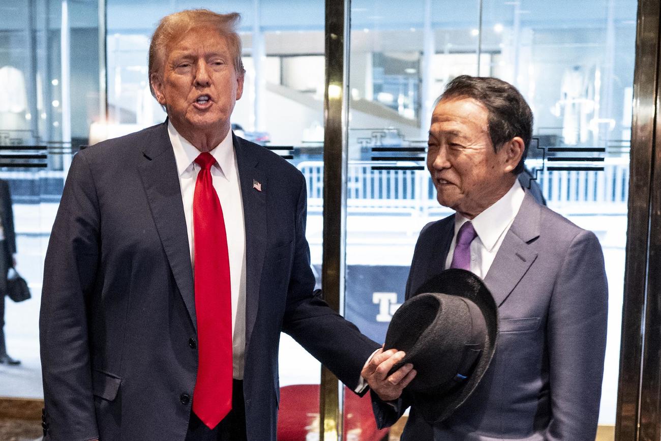 23日、ニューヨークのトランプタワーでトランプ前米大統領（左）と対面した自民党の麻生太郎副総裁（AP＝共同）