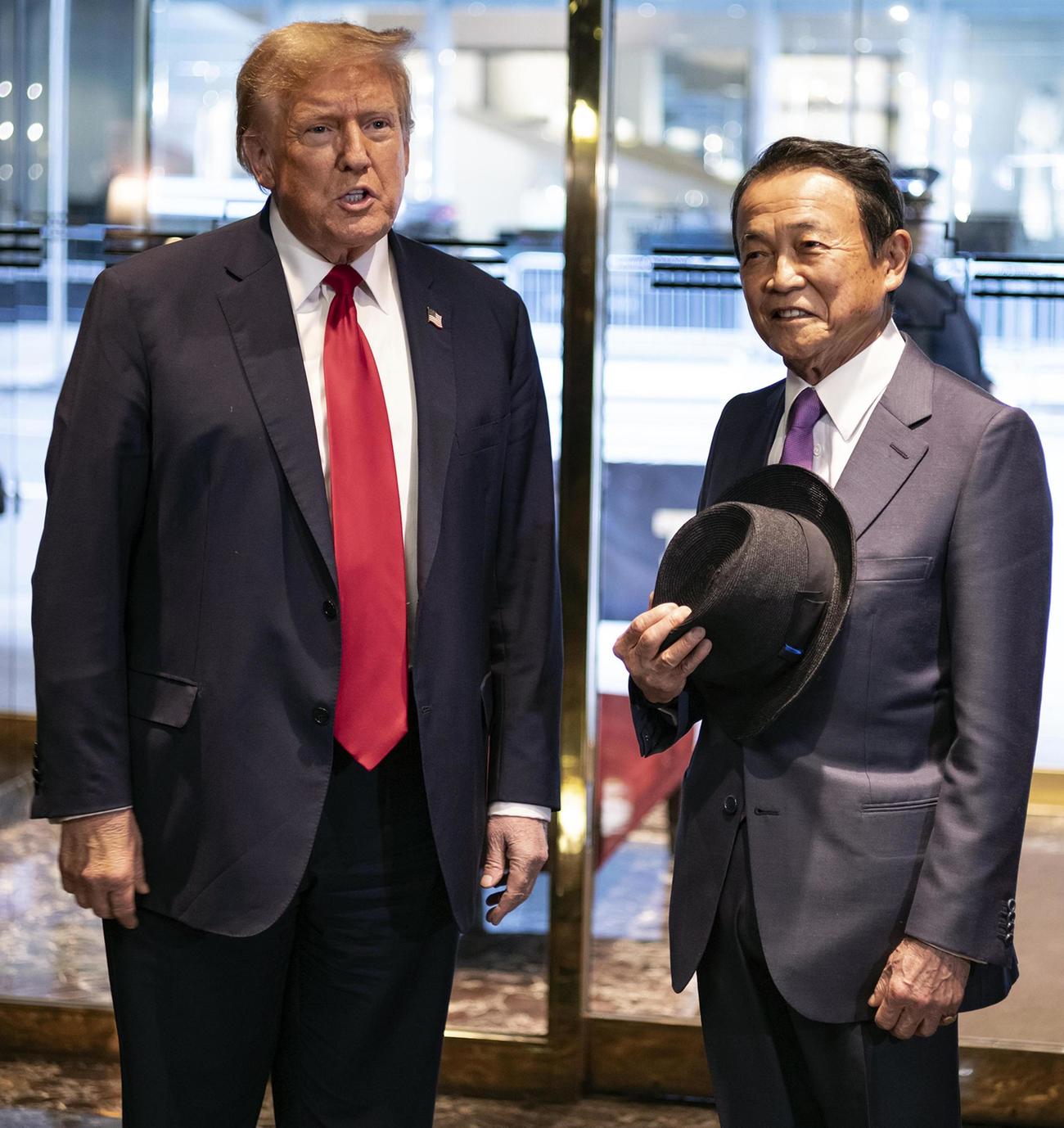 23日、ニューヨークのトランプタワーでトランプ前米大統領（左）と対面した自民党の麻生太郎副総裁（AP＝共同）