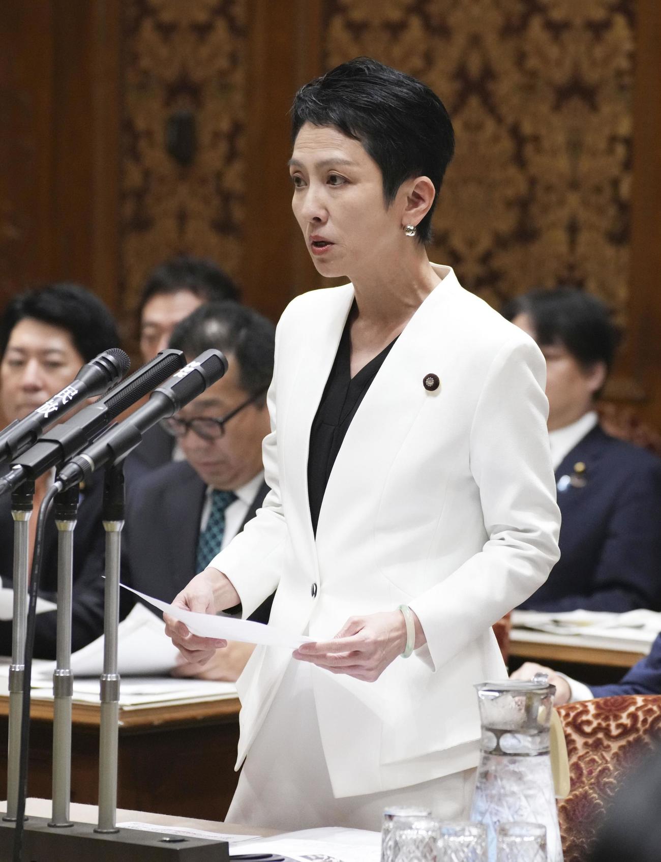 参院予算委の集中審議で質問する立憲民主党の蓮舫氏（共同）