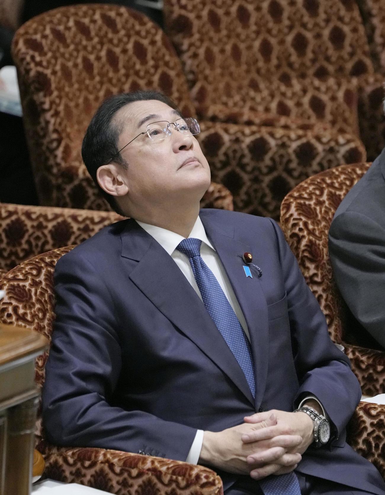 参院予算委の集中審議で質問を聞く岸田首相（共同）