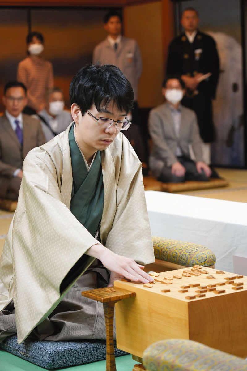 開封された封じ手の指し手を見せる豊島将之九段（日本将棋連盟提供）
