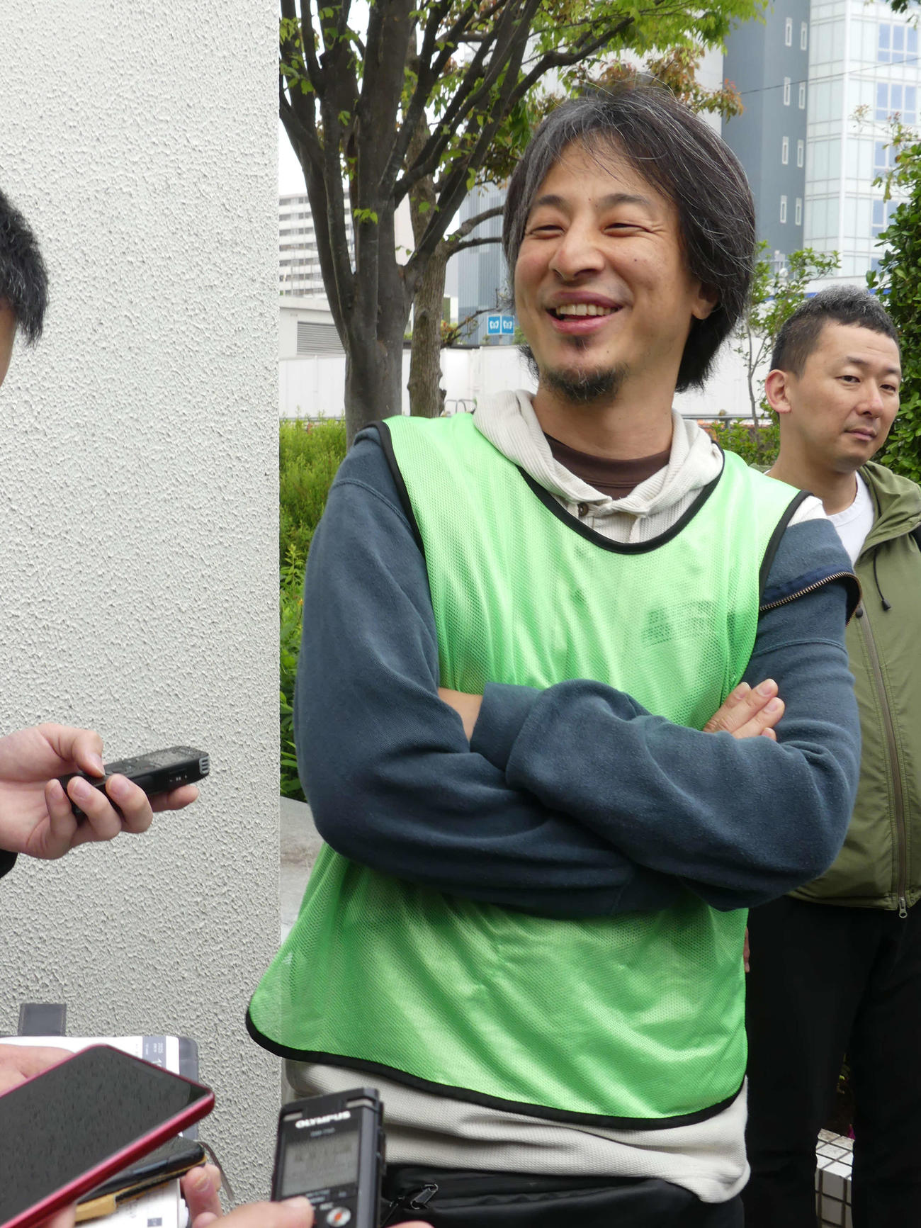 東京15区補選に出馬している乙武洋匡氏の応援にフランスから駆けつけ、取材に応じる「ひろゆき」こと西村博之氏（撮影・中山知子）