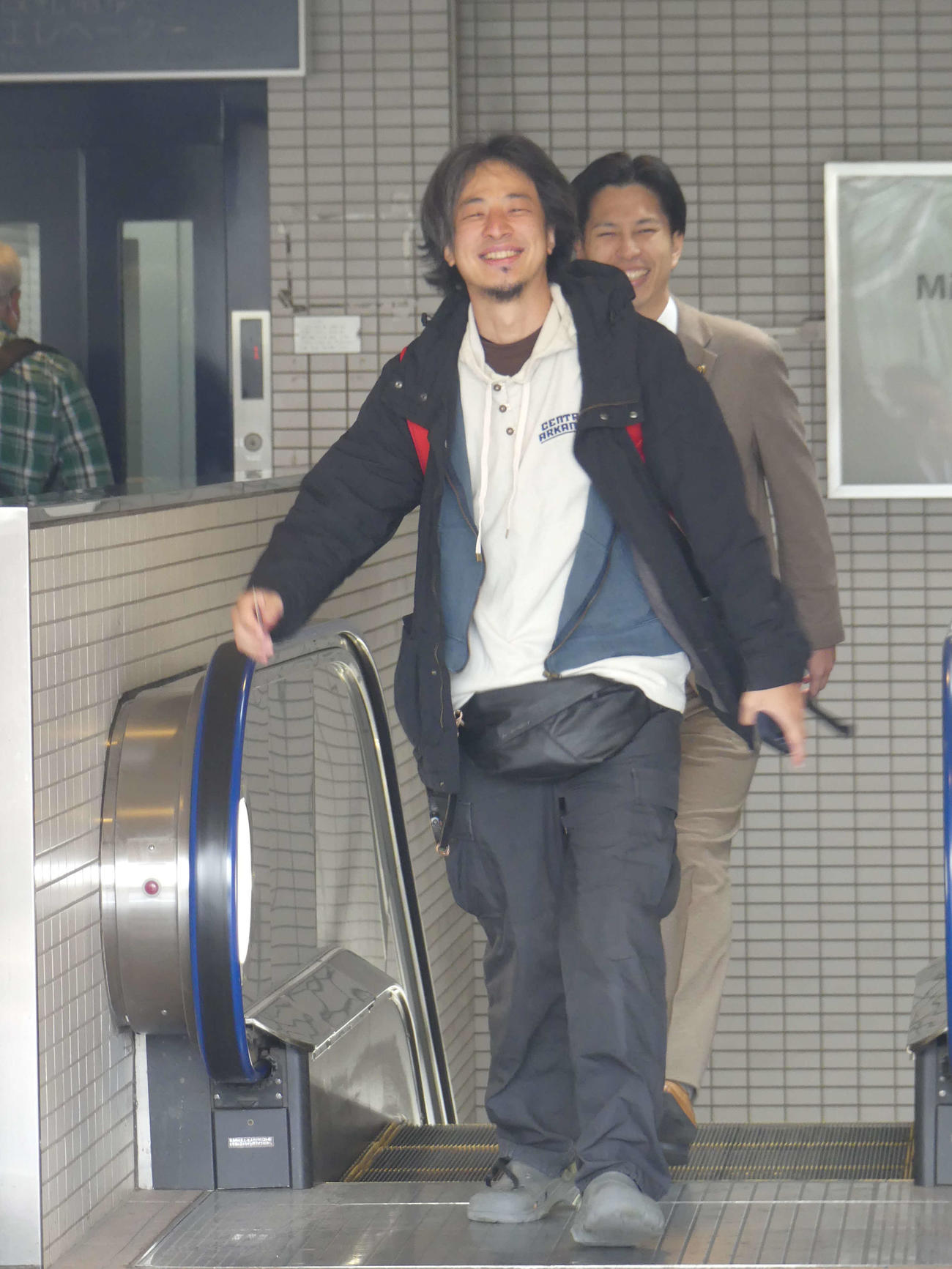 東京15区補選で、親交がある乙武洋匡氏の応援に地下鉄で駆けつけた「ひろゆき」こと西村博之氏（撮影・中山知子）