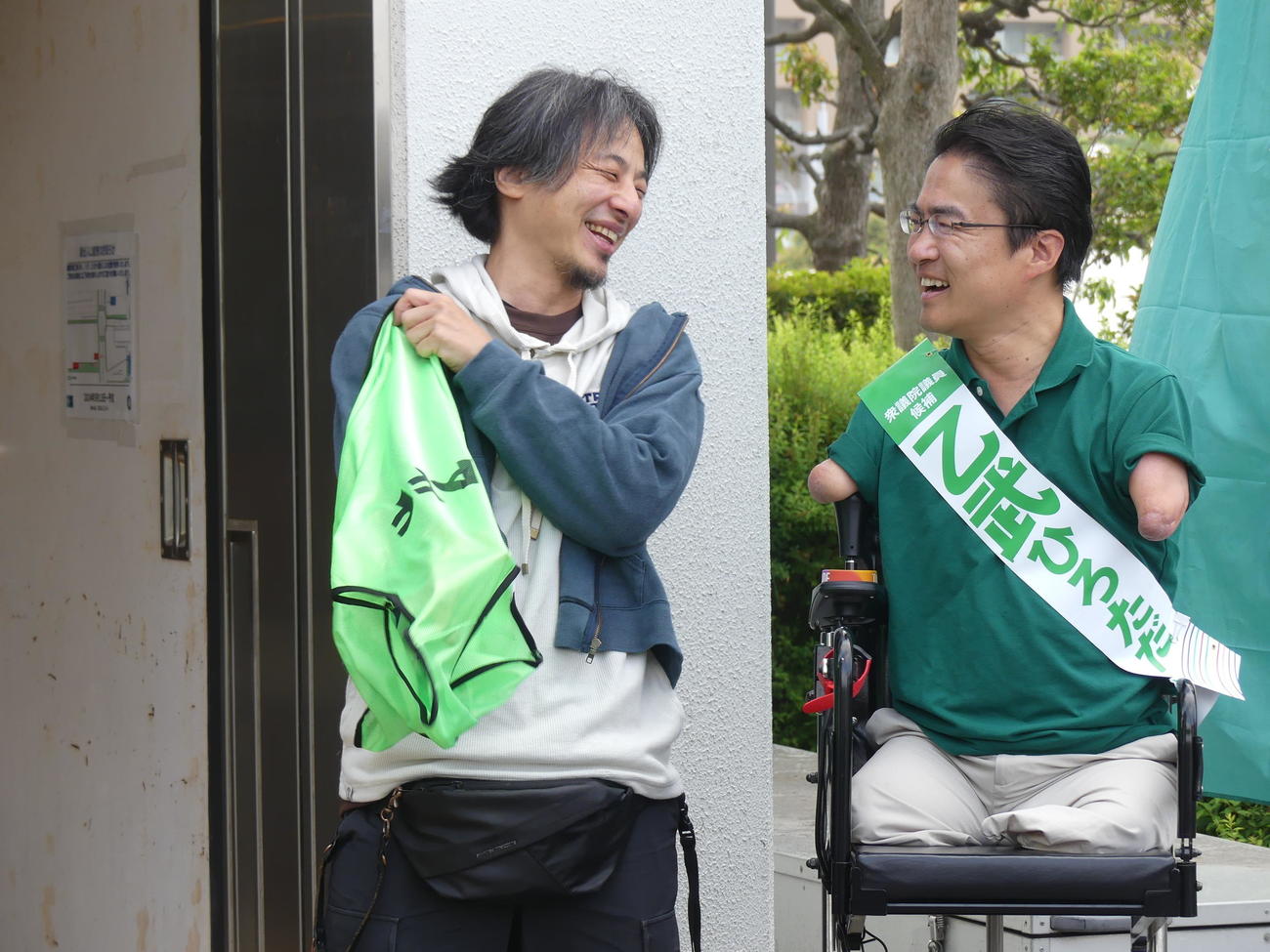 東京15区補選で、親交がある乙武洋匡氏（右）の応援にフランスから駆けつけた「ひろゆき」こと西村博之氏（撮影・中山知子）