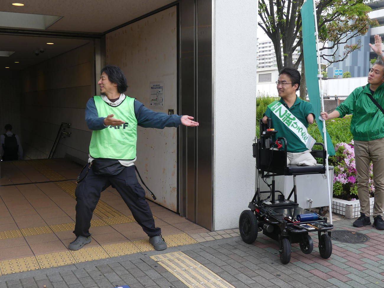 東京15区補選で、親交がある乙武洋匡氏の応援にフランスから駆けつけ、有権者に訴える「ひろゆき」こと西村博之氏（撮影・中山知子）