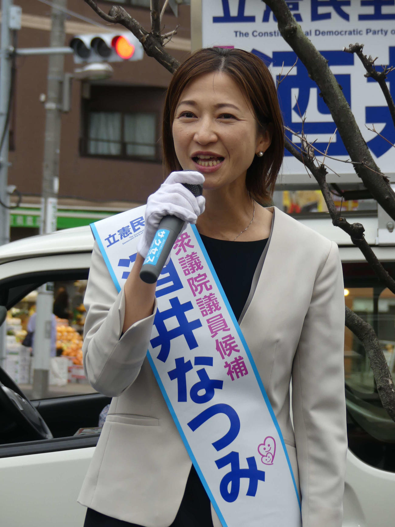 衆院東京15区補選の選挙戦最終日、街頭演説で支持を訴える立憲民主党の酒井菜摘氏（2024年4月27日撮影）