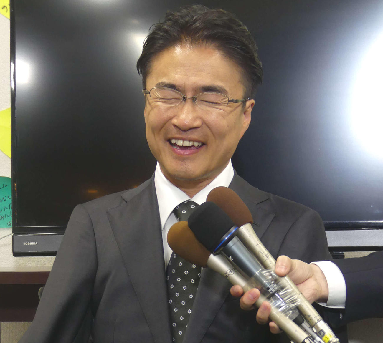 東京15区補選で敗れ　時折笑顔をまじえながら取材に答える乙武洋匡氏（撮影・中山知子）