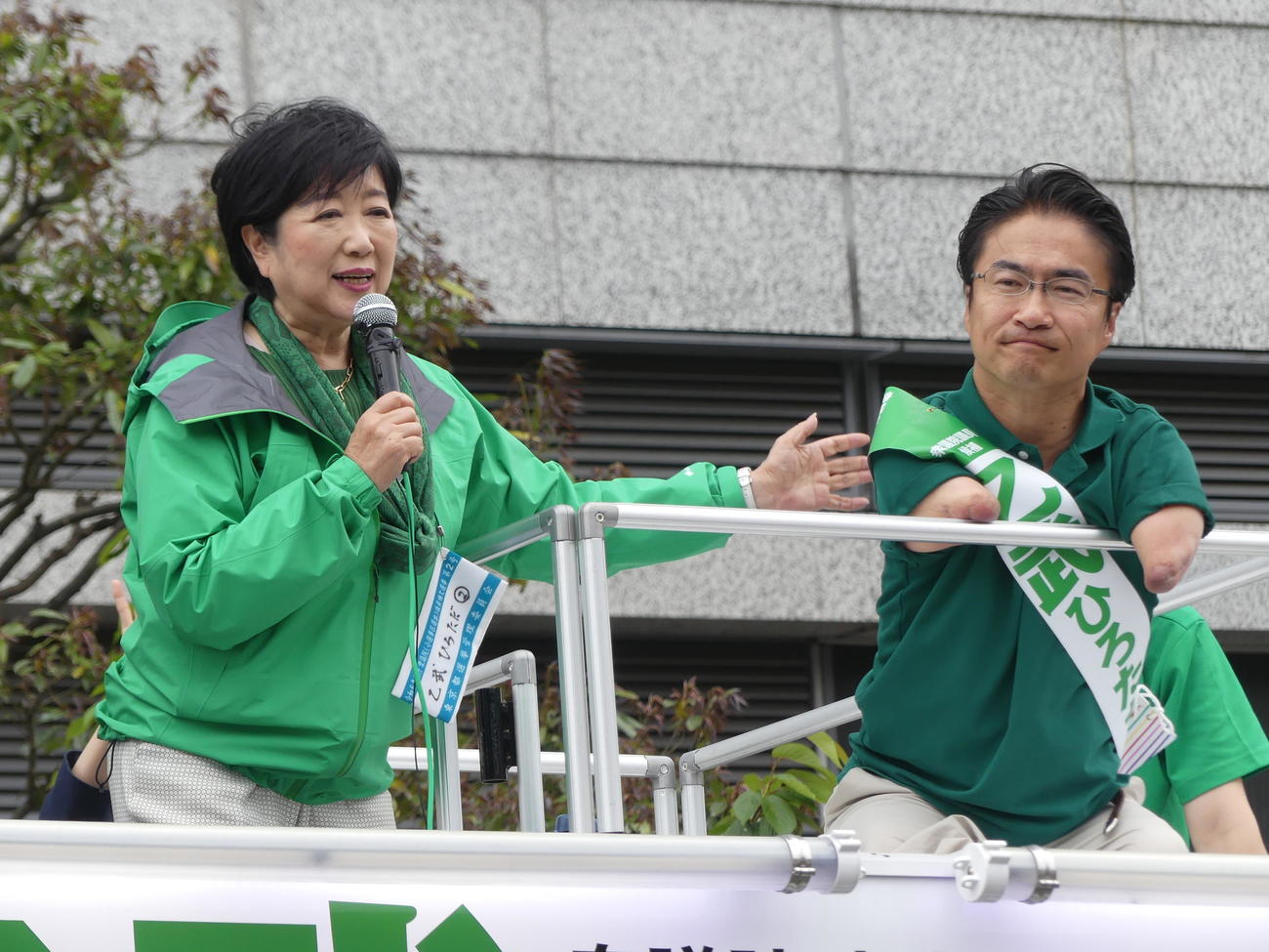 東京15区補選で乙武洋匡氏（右）の最終街頭演説に応援に入った小池百合子都知事（2024年4月27日撮影）