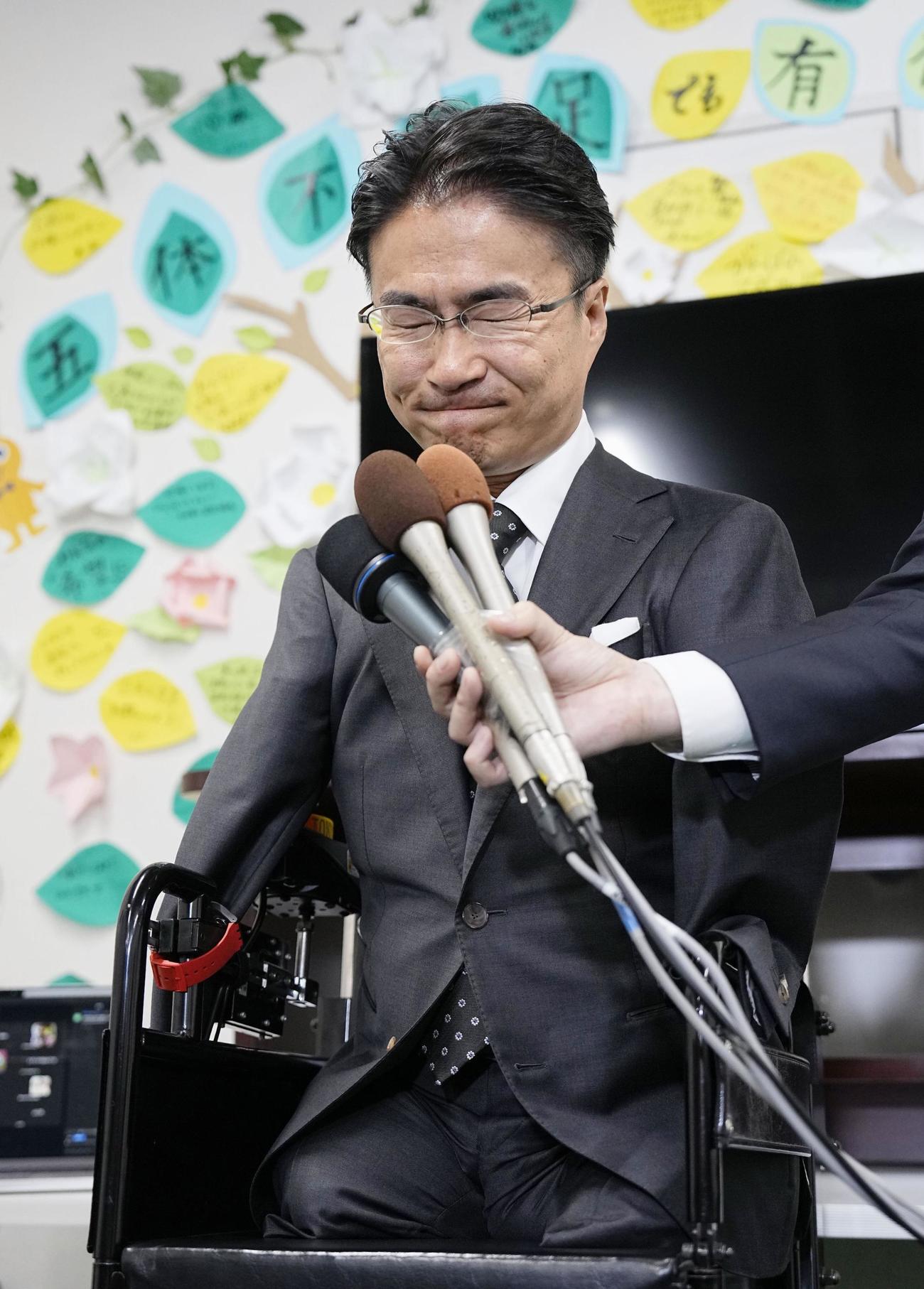 衆院東京15区補欠選挙で落選が決まり、敗戦の弁を述べる乙武洋匡氏（共同）