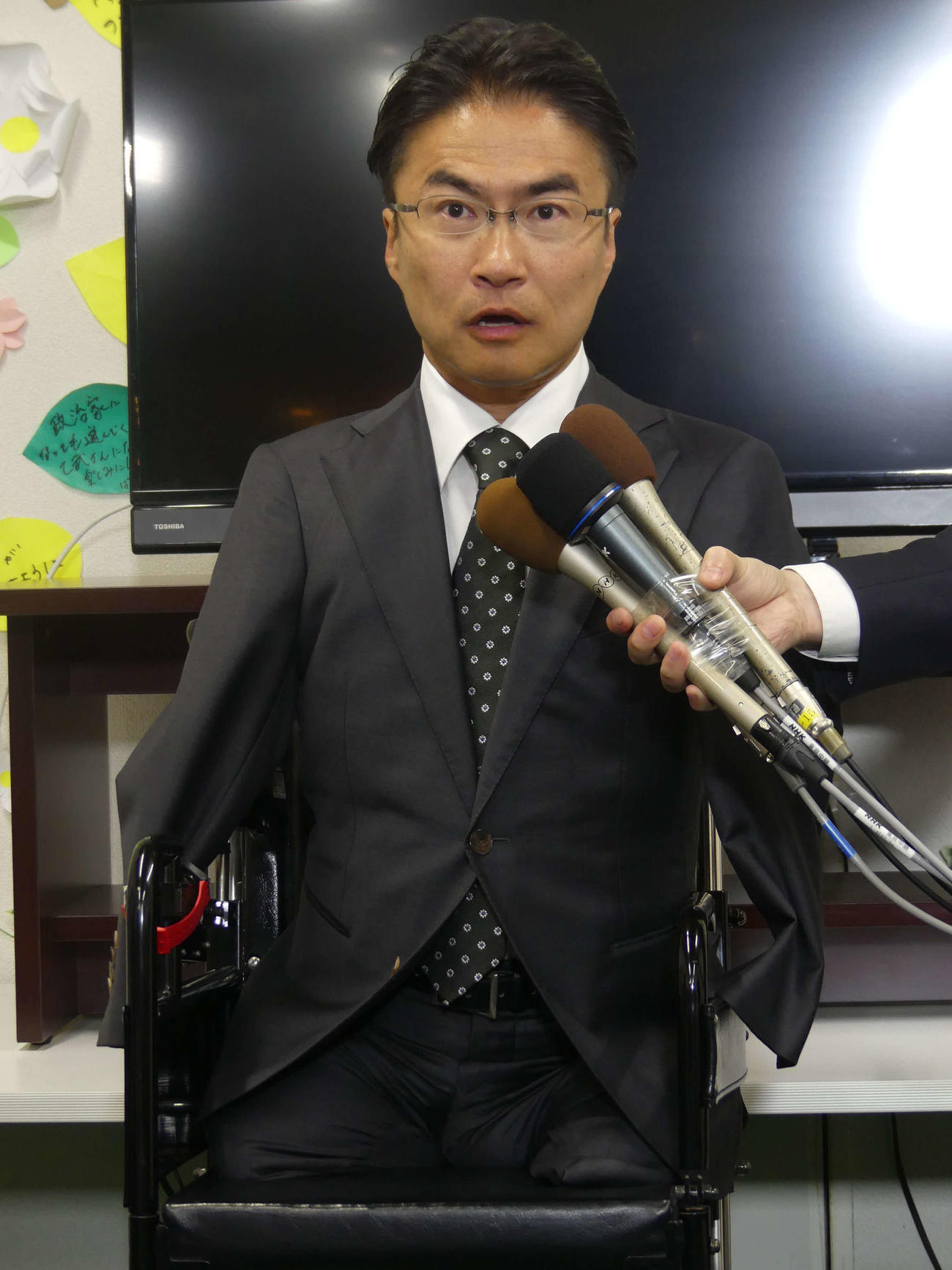 東京15区補選でやぶれ、取材に答える乙武洋匡氏（撮影・中山知子）