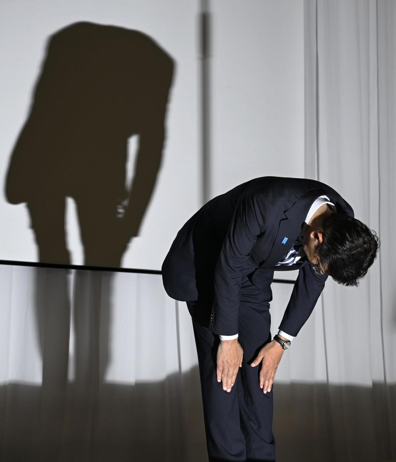 衆院島根1区補欠選挙で落選が決まり、支持者らに頭を下げる錦織功政氏（共同）