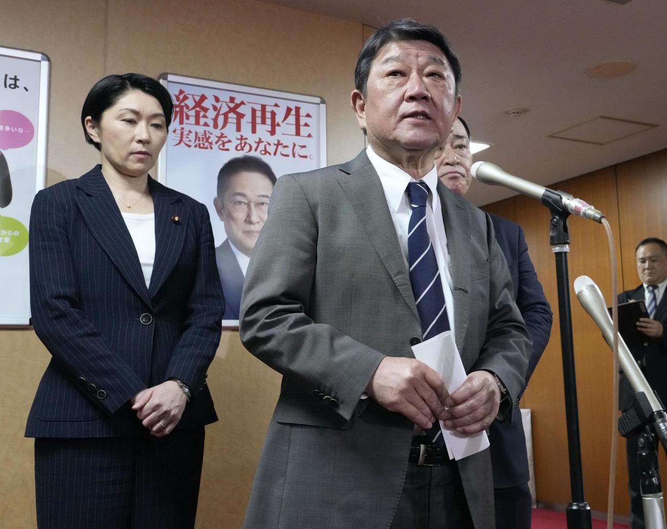 衆院3補欠選挙で自民党が全敗し、取材に応じる茂木幹事長。左は小渕選対委員長（共同）