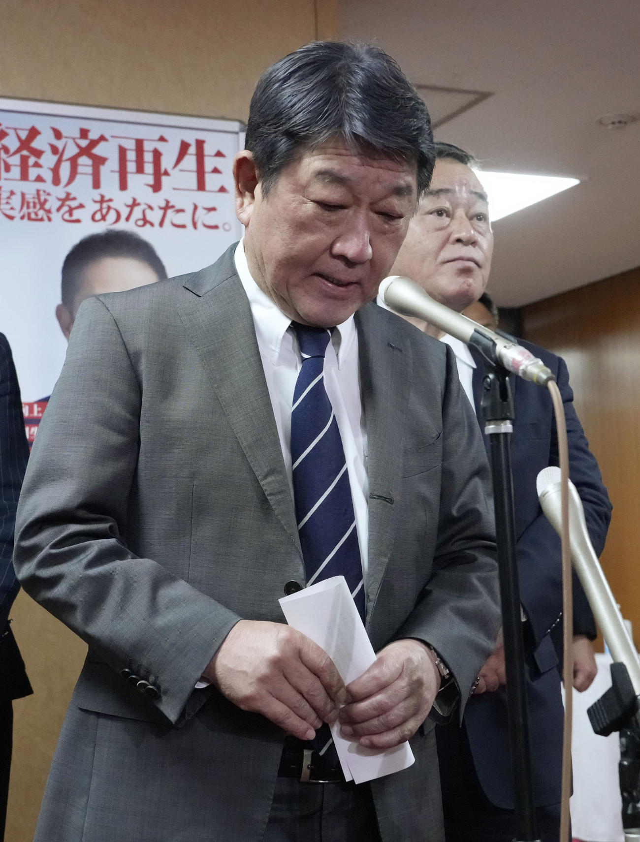 衆院3補欠選挙で自民党が全敗し取材に応じる茂木幹事長（共同）
