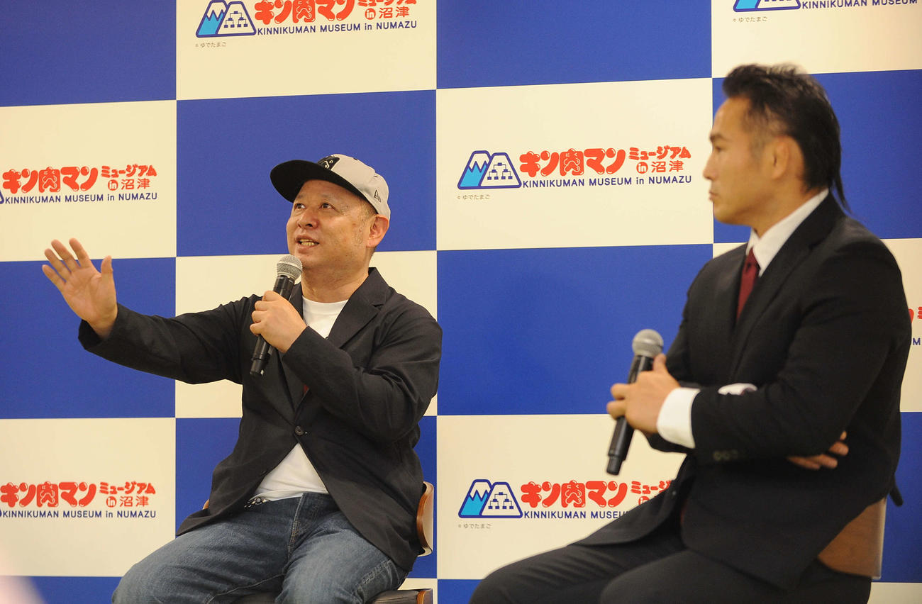 トークショーに臨む嶋田隆司氏（左）とミュージアムのミノワマンZ館長