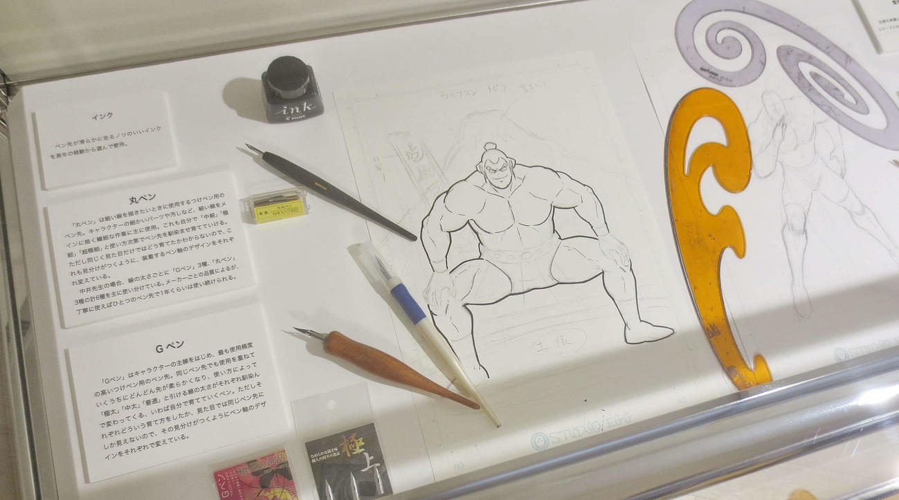 書きかけのイラストや作業に使用したペンなども展示