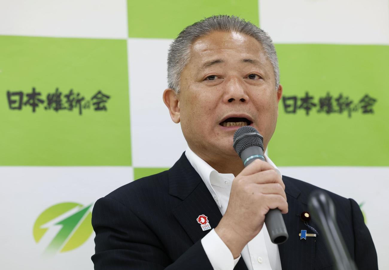 衆院3補欠選挙の結果を受け、取材に応じる日本維新の会の馬場代表（共同）