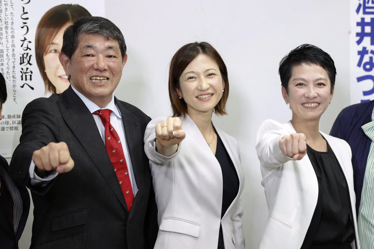 衆院東京15区補欠選挙で当選を決め、立憲民主党の手塚仁雄氏（左）、蓮舫氏（右）とポーズをとる酒井菜摘氏（共同）
