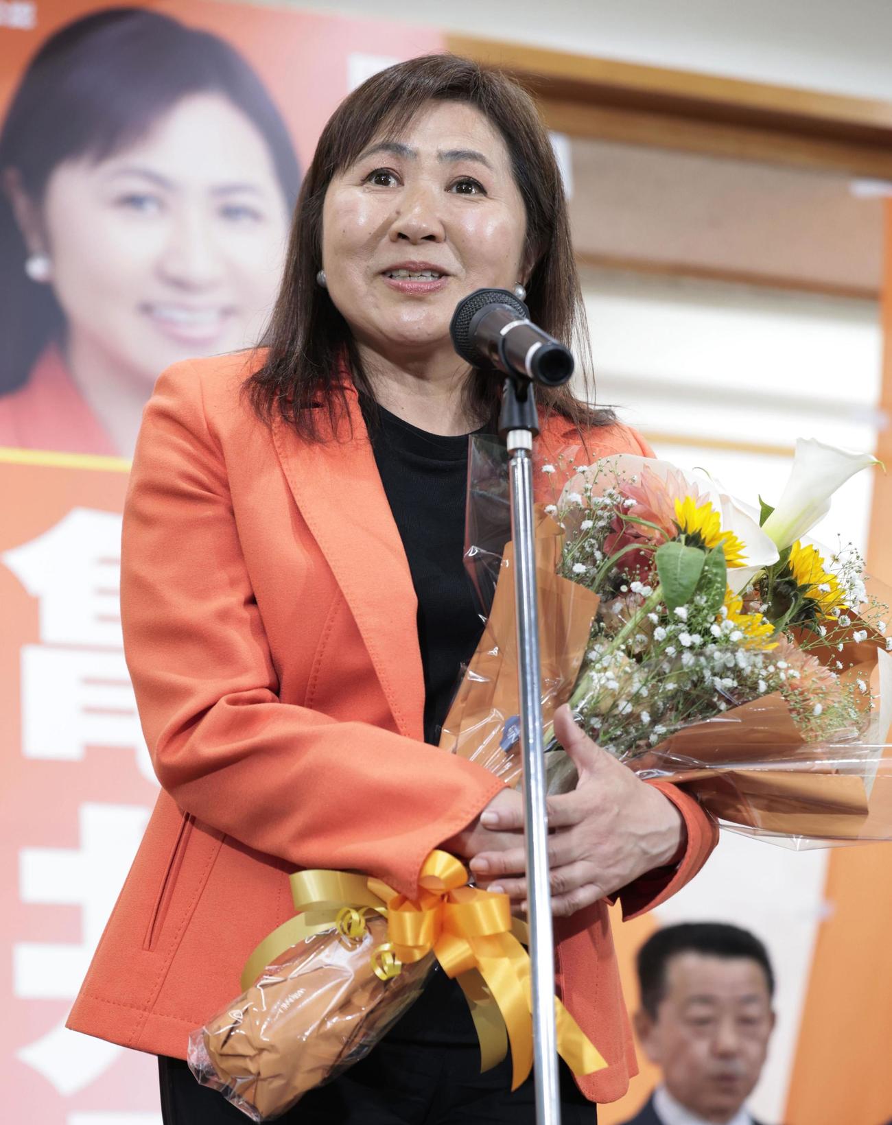 衆院島根1区補欠選挙で当選を決め、あいさつする亀井亜紀子氏（共同）