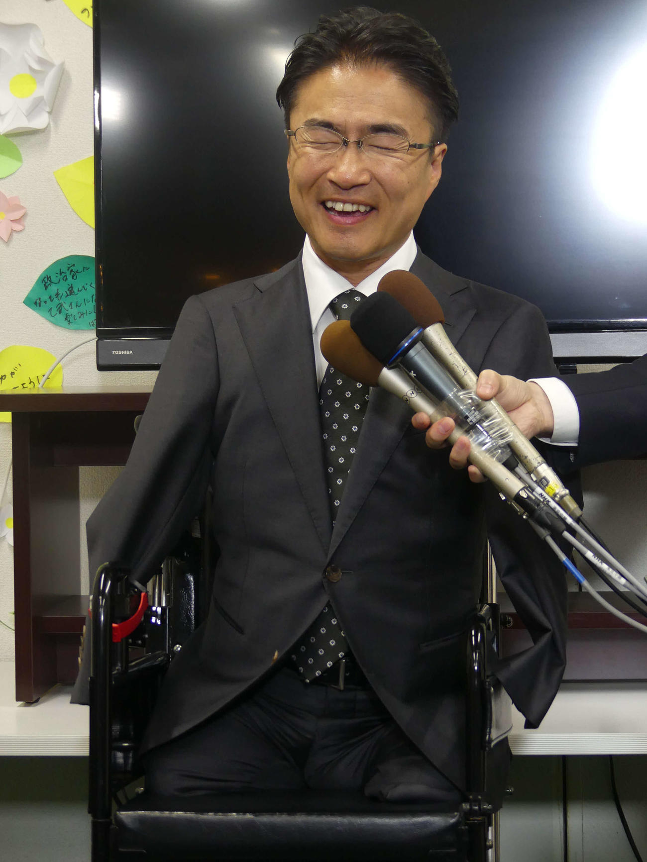 東京15区補選でやぶれ　時折笑顔をまじえながら取材に答える乙武洋匡氏（撮影・中山知子）