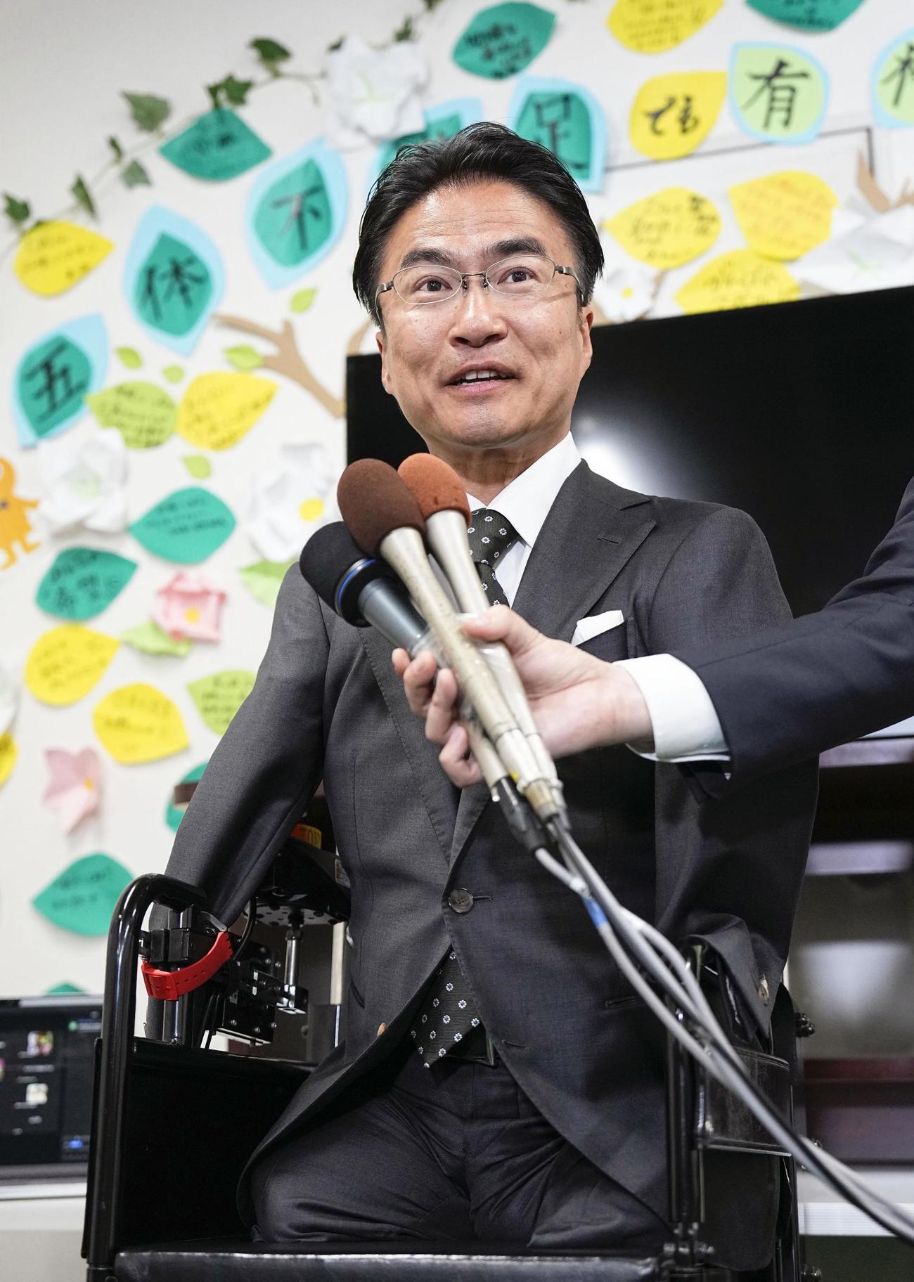 衆院東京15区補欠選挙で落選が決まり、記者の質問に答える乙武洋匡氏（共同）