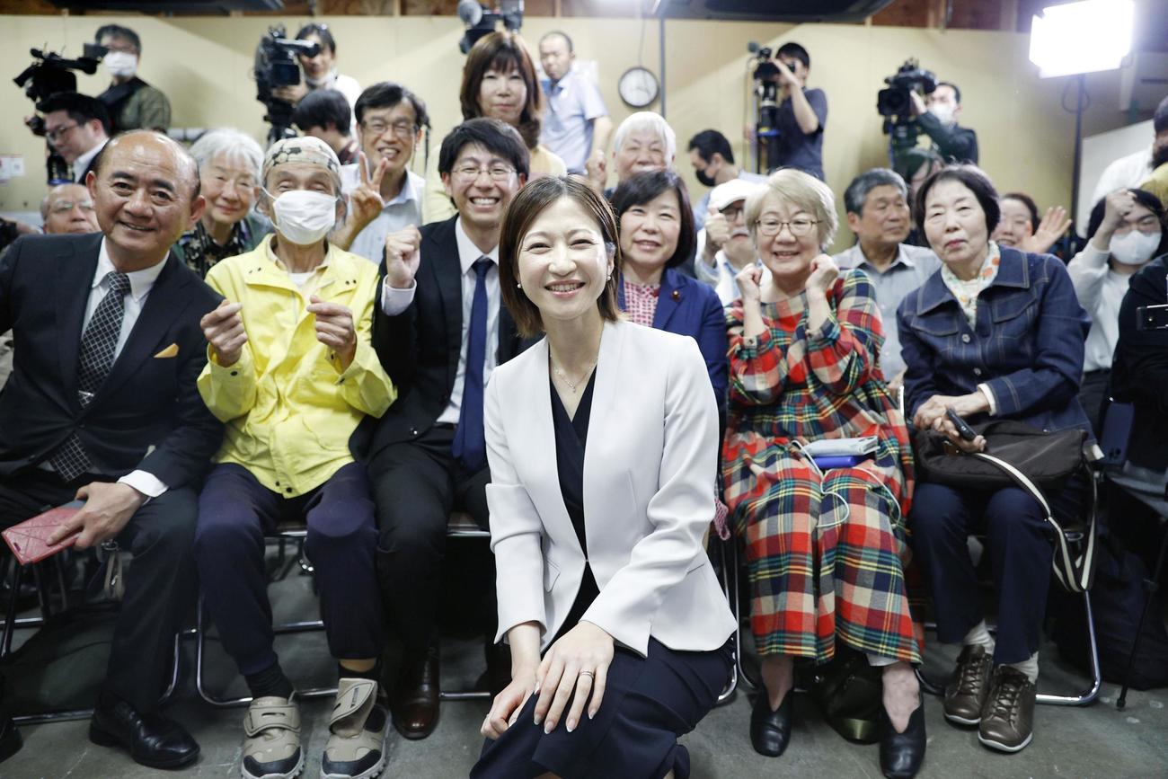 衆院東京15区補欠選挙で当選を決め、支持者らと笑顔を見せる酒井菜摘氏（中央）（共同）